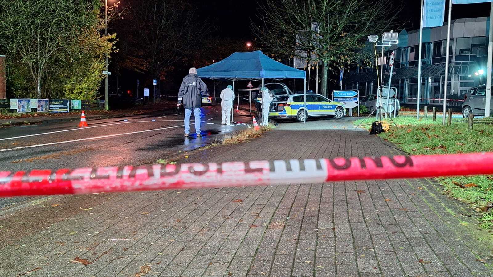 Polizisten untersuchen den Tatort. Ein mit einer Axt bewaffneter Mann ist in Delmenhorst von der Polizei angeschossen und tödlich verletzt worden.