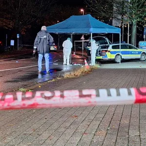 Polizisten untersuchen den Tatort. Ein mit einer Axt bewaffneter Mann ist in Delmenhorst von der Polizei angeschossen und tödlich verletzt worden.