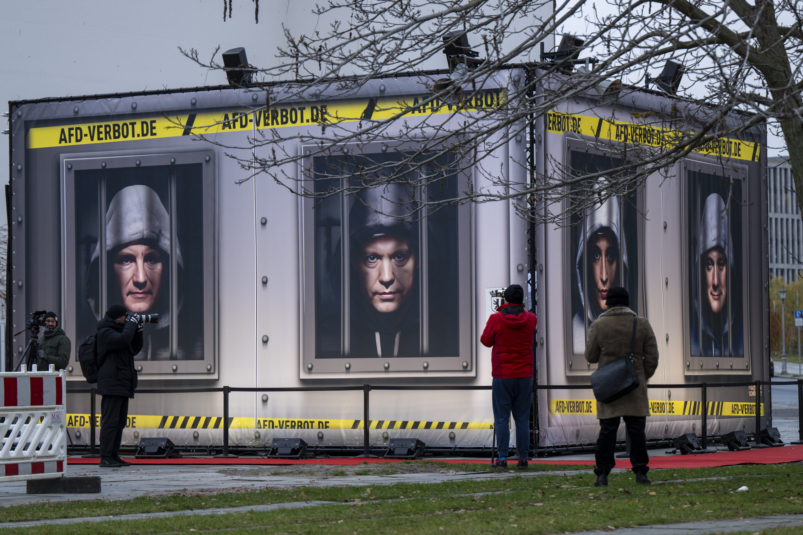 Eine Aktion der Satire- und Politikinitiative „Zentrum für Politische Schönheit“ zeigt in Berlin Fotomontagen von AfD-Politikern hinter Gitterstäben.