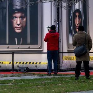 Eine Aktion der Satire- und Politikinitiative „Zentrum für Politische Schönheit“ zeigt in Berlin Fotomontagen von AfD-Politikern hinter Gitterstäben.