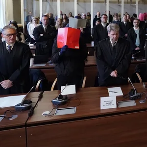 Angeklagte und Verteidiger im Gerichtssaal