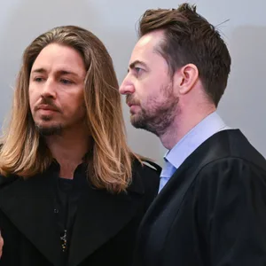Rockmusiker Gil Ofarim (m.) steht im Landgericht in Leipzig zwischen seinen Verteidigern Tido Oliver Hokema (2.v.l.) und Alexander Stevens.