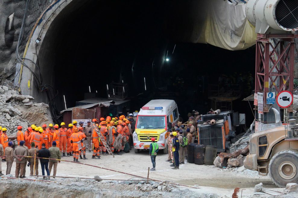 Ein Krankenwagen wartet darauf, Arbeiter von der Baustelle in ein Krankenhaus zu bringen.