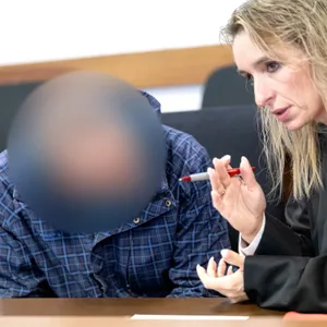 Der Angeklagte sitzt vor Prozessbeginn mit seiner Anwältin Daniela Post im Gerichtssaal.