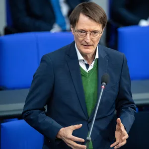 Karl Lauterbach (SPD), Bundesminister für Gesundheit, spricht bei einer Befragung der Bundesregierung im Bundestag.