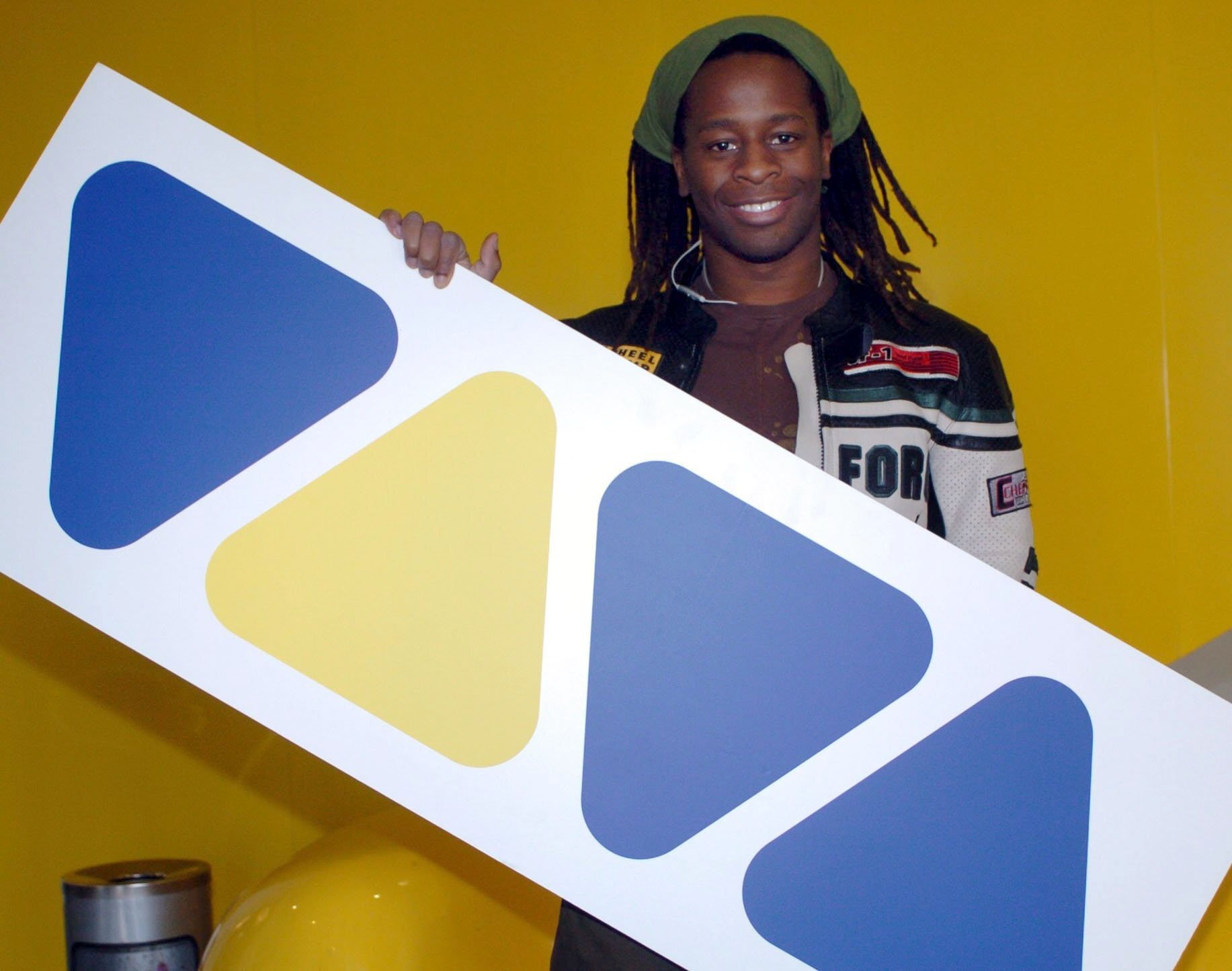 Moderator Mola Adebisi posiert mit dem Viva-Logo. (Archivbild)