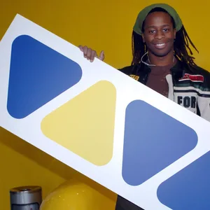 Moderator Mola Adebisi posiert mit dem Viva-Logo. (Archivbild)