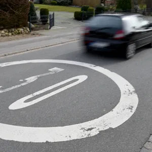 Der Unfall spielt sich in einer 30er-Zone in einem Wohnviertel ab (Symbolfoto).