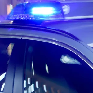 Die Polizei fand das verletzte Baby im Auto (Symbolfoto).
