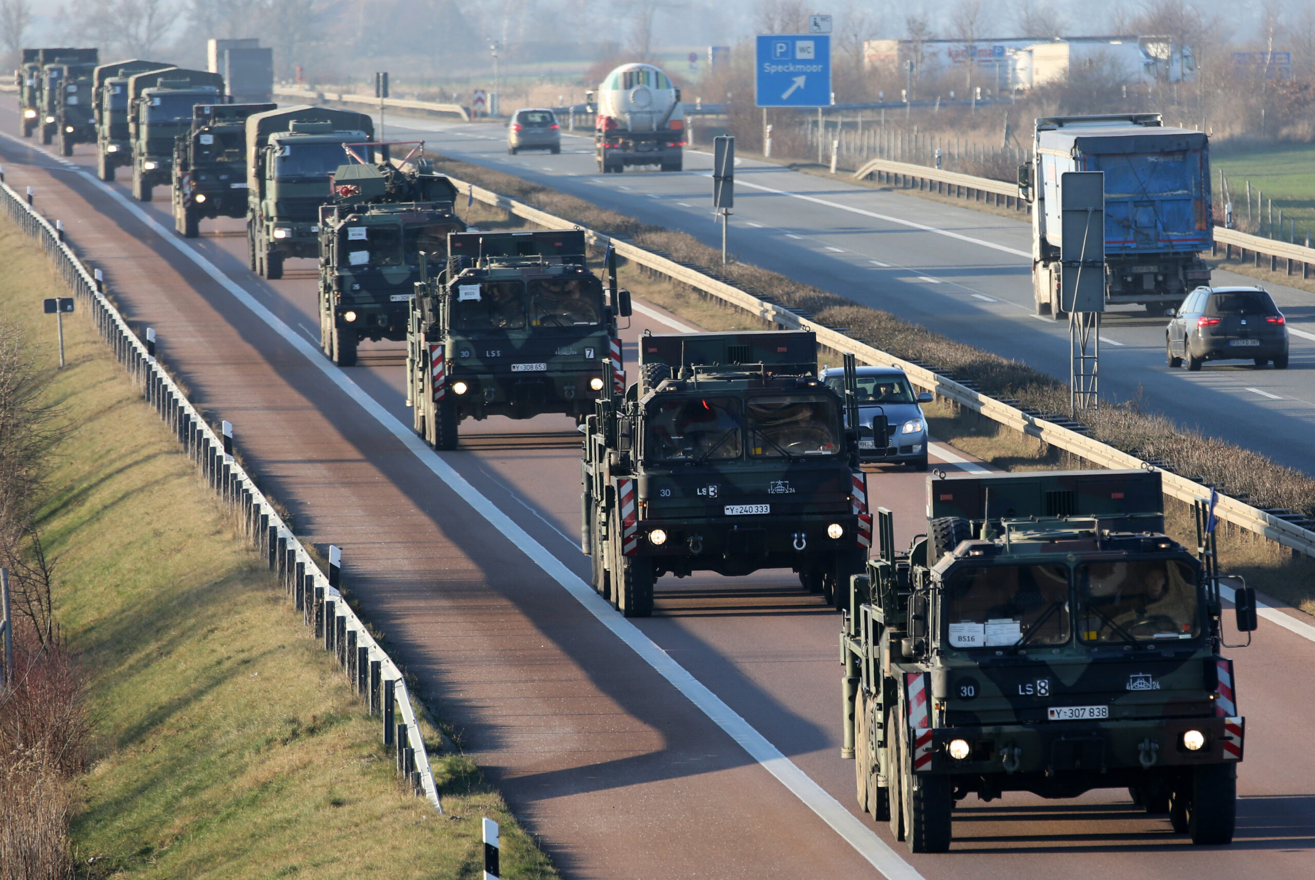 Militärfahrzeuge der Bundeswehr auf einer Autobahn in Mecklenburg-Vorpommern