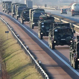 Militärfahrzeuge der Bundeswehr auf einer Autobahn in Mecklenburg-Vorpommern