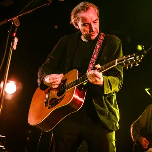 Olli Schulz spielt Gitarre in der ausverkauften Großen Freiheit 36 in Hamburg.