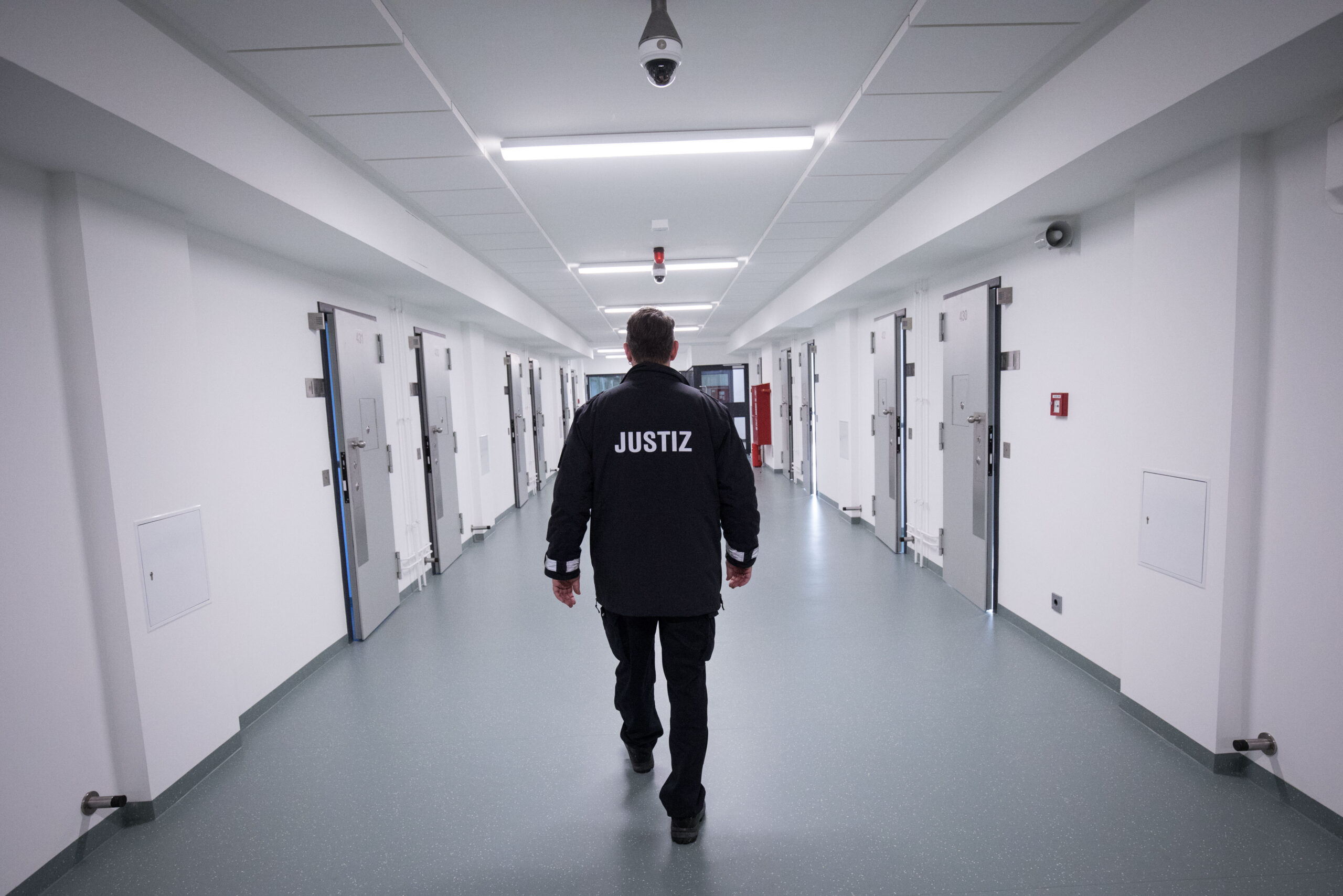 Ein Justizbeamter geht durch den Gang des Hamburger Untersuchungsgefängnisses
