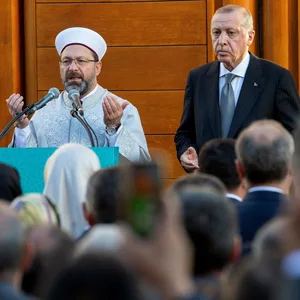 Chef-Imam Ali Erbas und der türkische Präsident Erdogan (r.) hetzen offen gegen Israel. (Archiv-Bild)