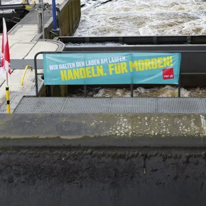 Streik an der Rathausschleuse in Hamburg: Die Fluten der Alster stehen schon bedrohlich hoch.