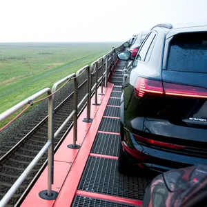 Autozug bei der Überfahrt über den Hindenburgdamm nach Sylt (Symbolbild).