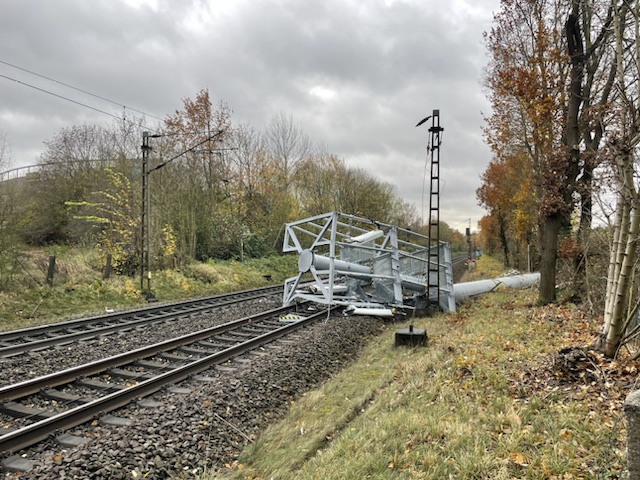 Ein umgekippter Funkmast hat die Oberleitung auf der Bahnstrecke Hamburg-Hannover beschädigt.