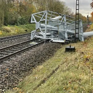 Ein umgekippter Funkmast hat die Oberleitung auf der Bahnstrecke Hamburg-Hannover beschädigt.