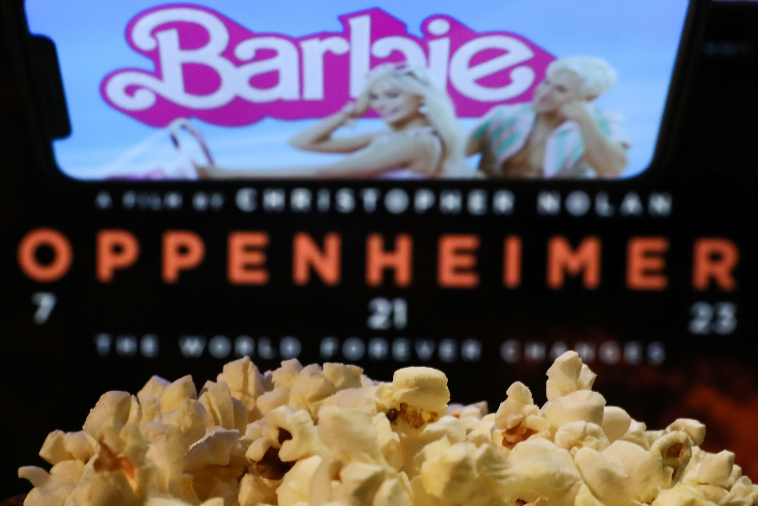 „Barbenheimer“ wurde das Duell der beiden Sommer-Kinohits „Barbie“ und „Oppenheimer“ getauft. Nun soll ein Mix der beiden Filme Realität werden.