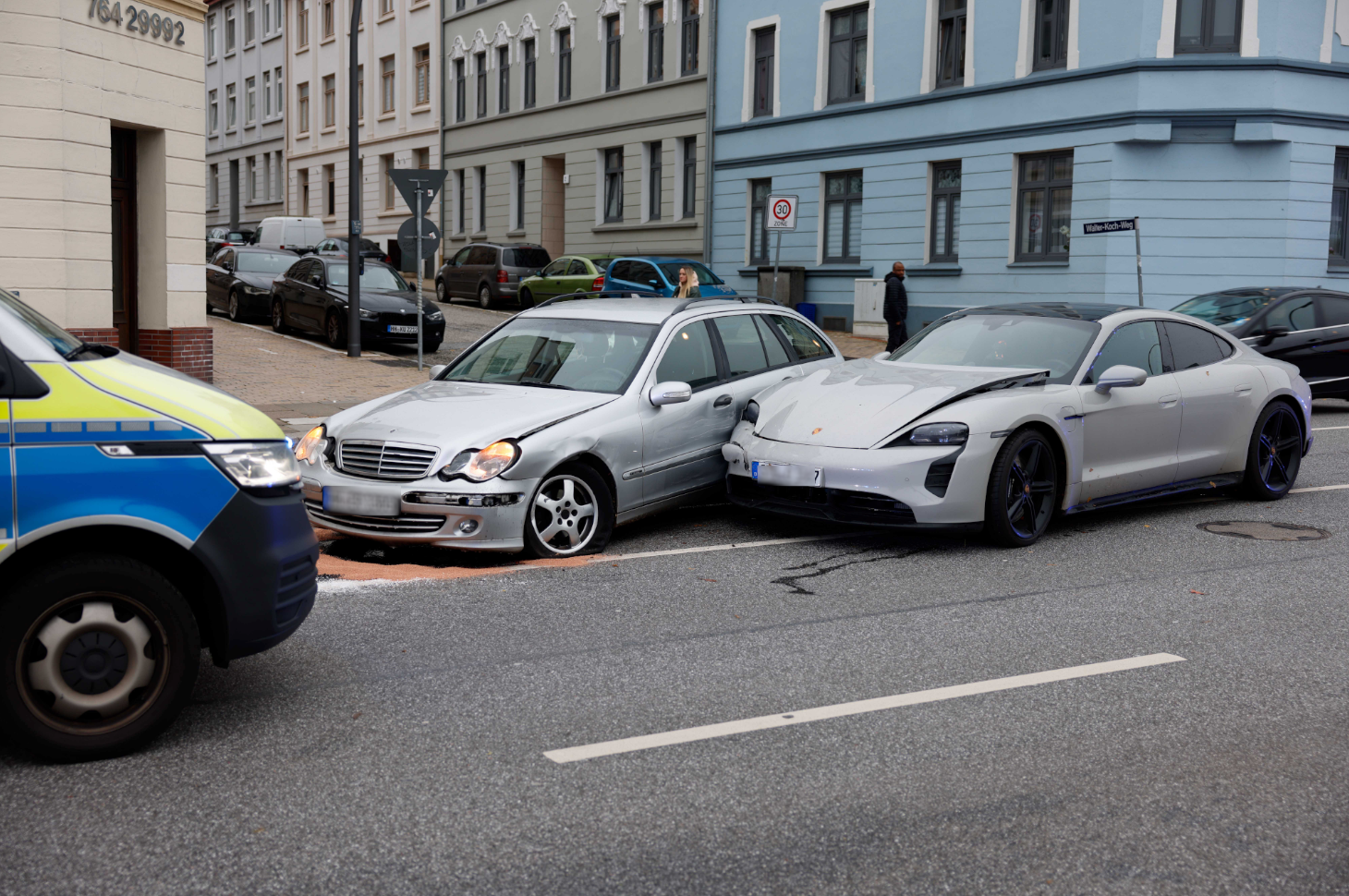 Die Unfallstelle auf der Winsener Straße in Winstorf: Ein silberner Mercedes und ein silberner Porsche sind zusammengestoßen.