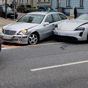 Die Unfallstelle auf der Winsener Straße in Winstorf: Ein silberner Mercedes und ein silberner Porsche sind zusammengestoßen.