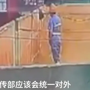 Der Arbeiter wurde dabei gefilmt, wie er in eine Ladung Malz für die Tsingtao-Brauerei uriniert.