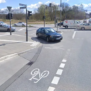 Die Frau wurde auf ihrem Heimweg an der Kreuzung Luruper Hauptstraße/Elbgaustraße überfallen (Archivbild).