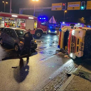 In Nienburg/Weser ist am Freitagabend ein Rettungswagen mit drei weiteren Autos kollidiert.