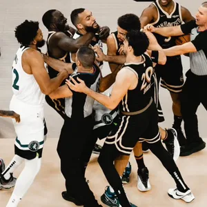 Rangelei im Spiel der Golden State Warriors und der Minnesota Timberwolves.