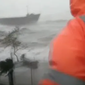 Dieses Schiff zerbrach vor der türkischen Küste in zwei Teile, die Besatzung konnte gerettet werden. Auch ein anderer Fracht sank – zwölf Menschen werden noch vermisst.
