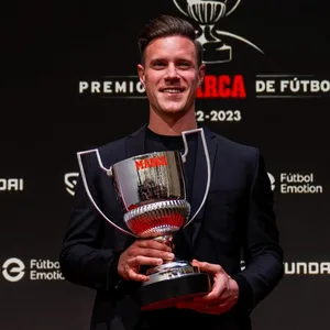 Marc-André ter Stegen mit der Trophäe