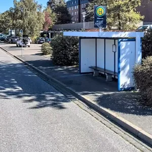 An dieser Bushaltestelle in Rendsburg wurde dem 13-Jährigem die Marken-Jacke gestohlen.