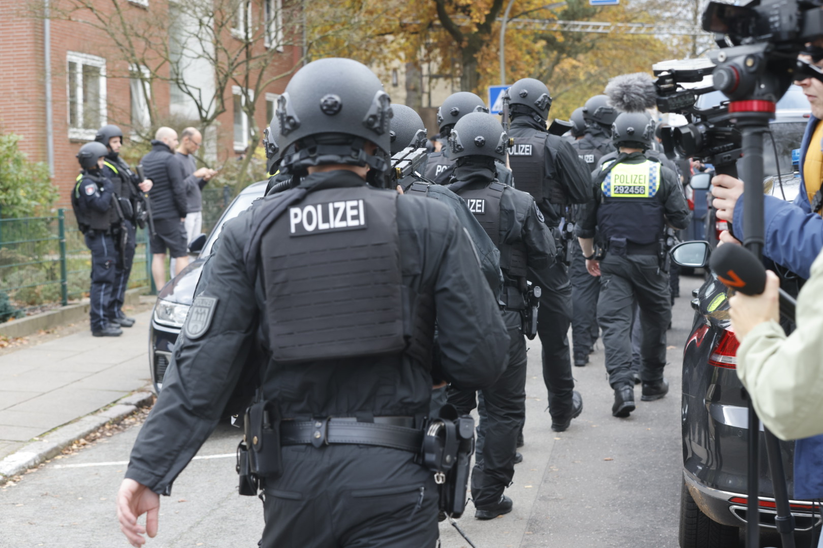 Bei Bedrohungslagen wie hier 2023 in Blankenese wird ein Großaufgebot der Polizei alarmiert.