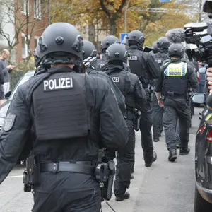 Bei Bedrohungslagen wie hier 2023 in Blankenese wird ein Großaufgebot der Polizei alarmiert.