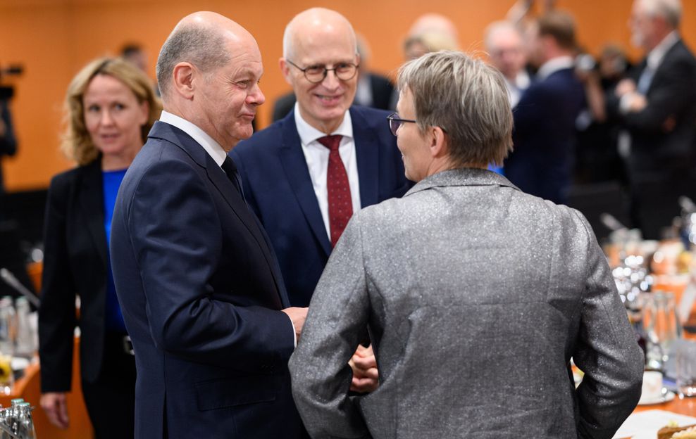 Hamburger unter sich: Bundeskanzler Olaf Scholz (v.l., SPD), Bürgermeister Peter Tschentscher (SPD) und Anja Hajduk (Grüne), Staatssekretärin im Bundeswirtschaftsministerium vor dem Bund-Länder-Gipfel im Kanzleramt.