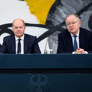 Bundeskanzler Olaf Scholz (M., SPD) mit dem hessischen Ministerpräsidenten Boris Rhein (l., CDU) und dessen niedersächsischem Amtskollegen Stephan Weil (SPD) nach dem Bund-Länder-Gipfel.