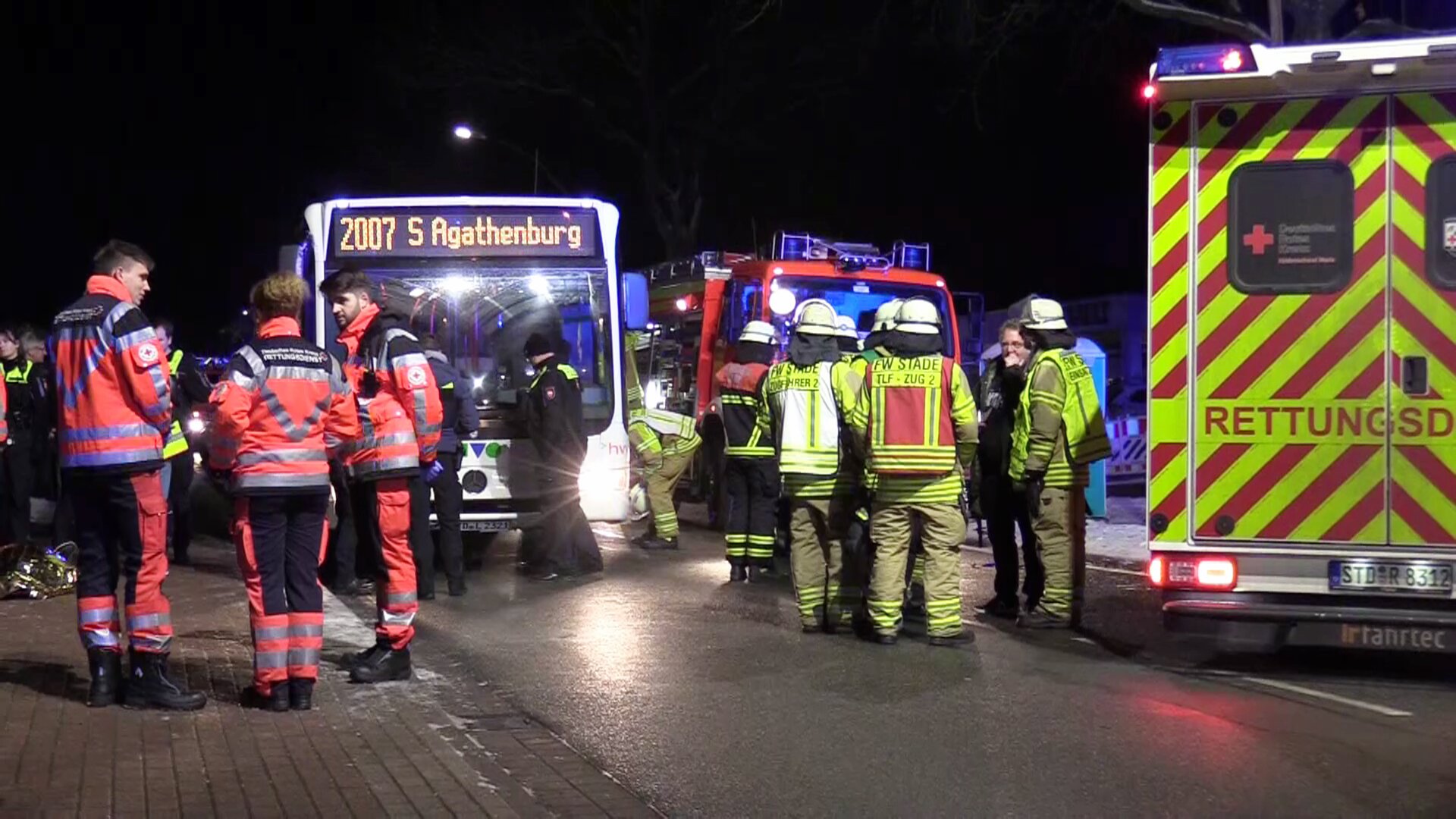 Mann in Stade vor Bus gestürzt und überrollt - tot