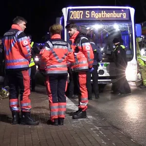 Mann in Stade vor Bus gestürzt und überrollt - tot