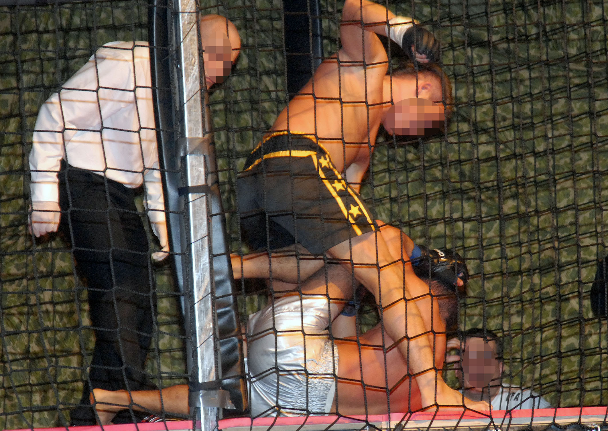 In einem sechs mal sechs Meter großen Käfig prügeln die Kämpfer aufeinander ein. (Symbolfoto)