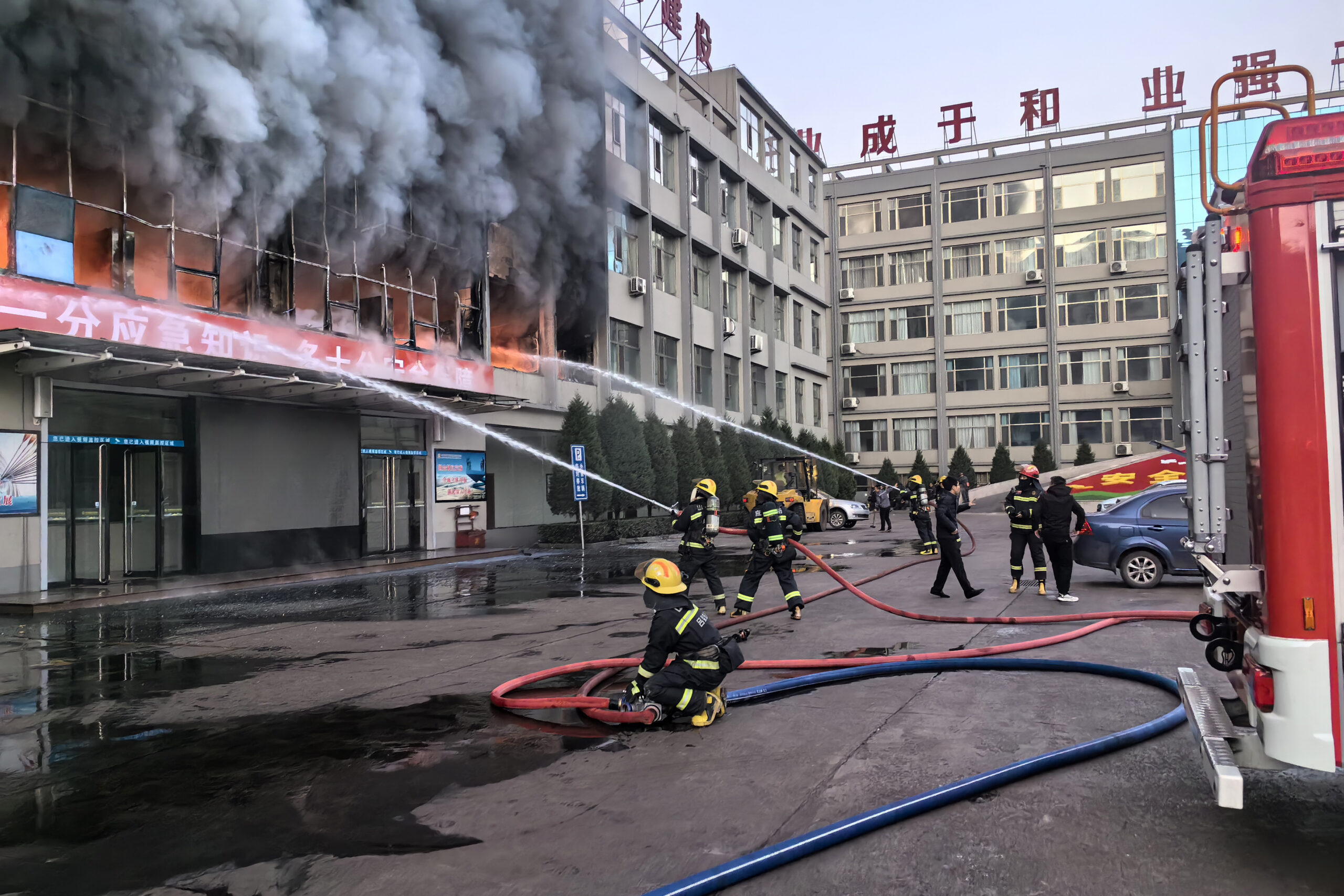 Bei dem Feuer in dem fünfstöckigen Gebäude in Lüliang sind mindestens 25 Menschen ums Leben gekommen.