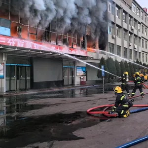 Bei dem Feuer in dem fünfstöckigen Gebäude in Lüliang sind mindestens 25 Menschen ums Leben gekommen.