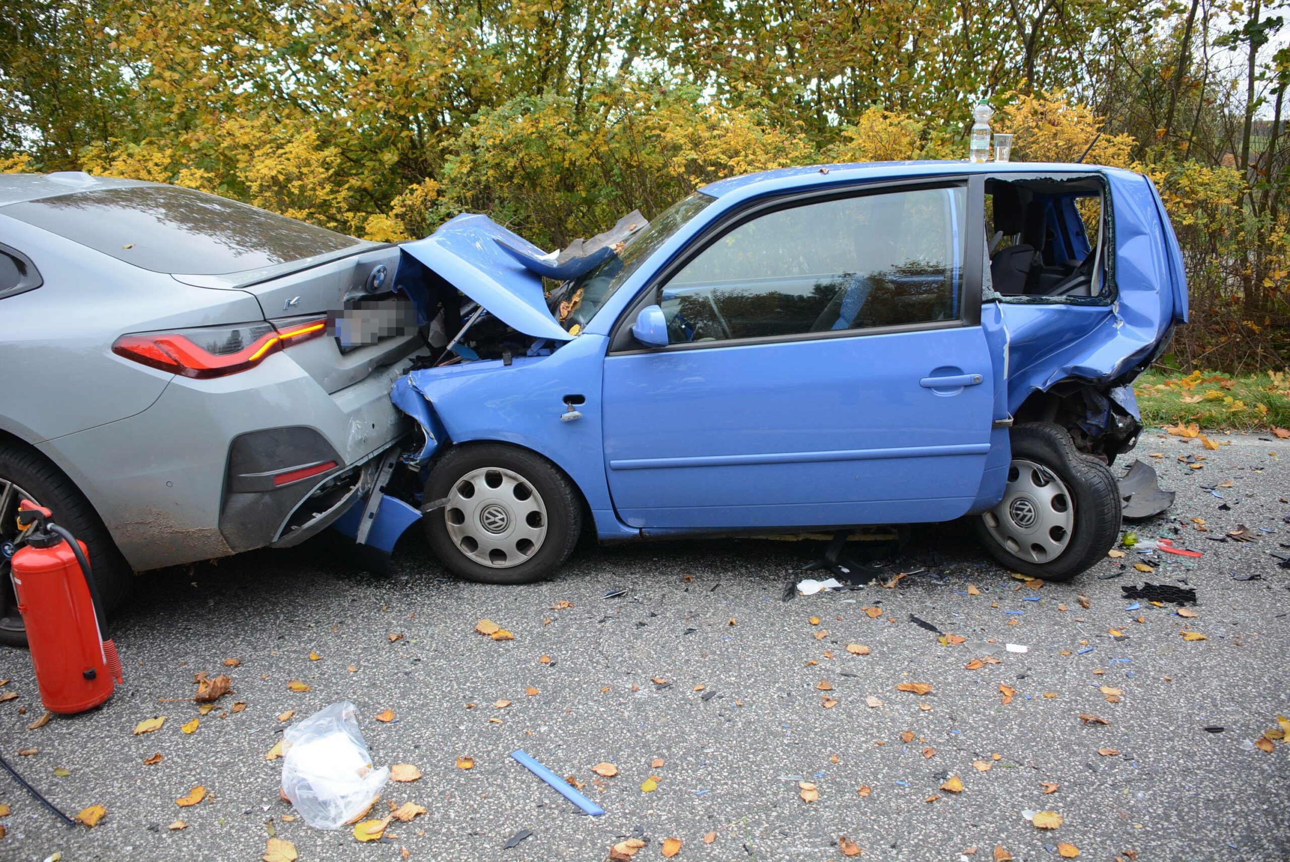 Mehrere Fahrzeuge wurden durch den Unfall beschädigt, Fahrer verletzt.
