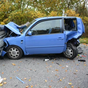 Mehrere Fahrzeuge wurden durch den Unfall beschädigt, Fahrer verletzt.