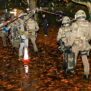 Spezialkräfte der Polizei auf dem Weg zur Wohnung des Verdächtigen