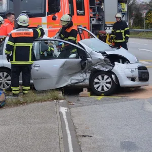 Der Kleinwagen wurde durch den Unfall in Bergedorf vollständig zerstört.