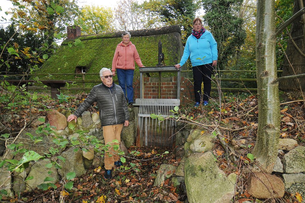 Mitglieder des Mühlenvereins am trockenen Zufluss für die Wassermühle: Otto und Inge Hadler und Ilse Bach (v.l.)