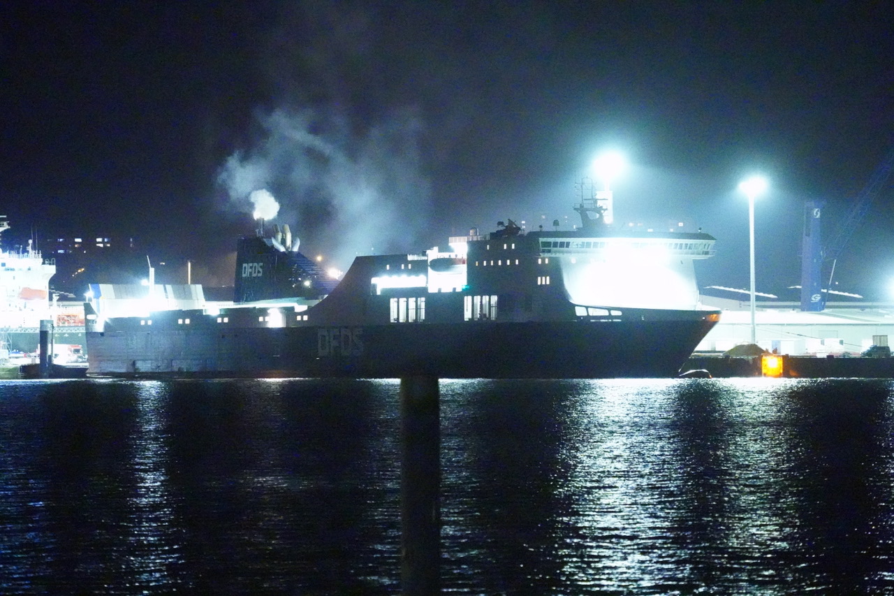 Die Ostseefähre „Victoria Seaways“ liegt am Kieler Hafen
