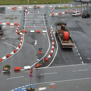 Das Tor, durch das der Geiselnehmer auf das Flughafengelände gelangte, ist mit Betonpollern abgesperrt. Der gesamte Verkehr wird über die Schleuse rechts im Bild abgewickelt.