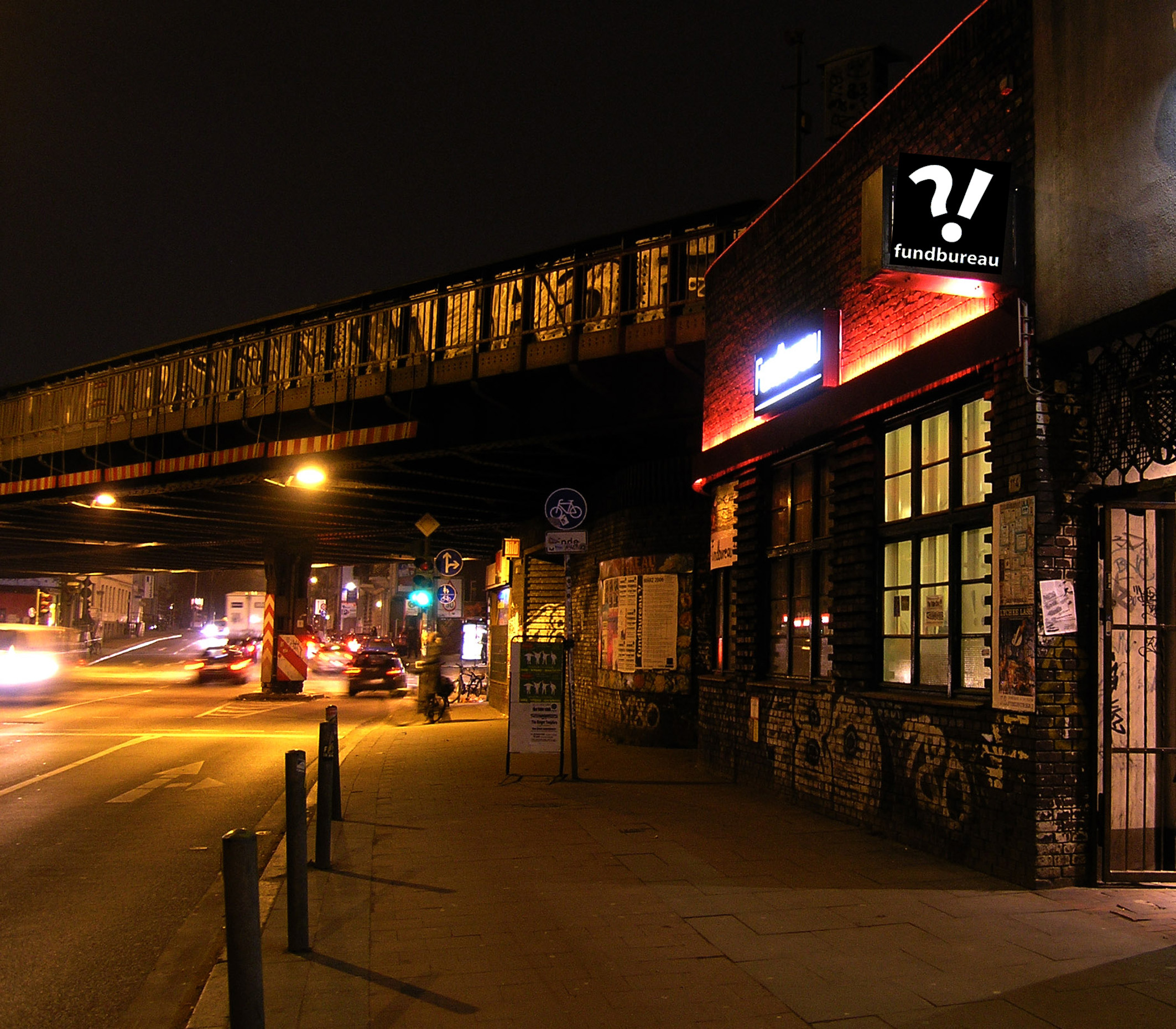 Das „Fundbureau“ unter der Sternbrücke bei Nacht