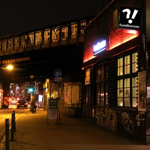 Das „Fundbureau“ unter der Sternbrücke bei Nacht
